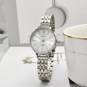 Nouvelle montre pour femme, petit cadran rond, montre-bracelet à quartz pour étudiante, boîtier en alliage avec bracelet en alliage argenté - Product Image 3