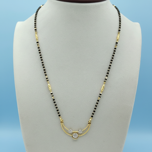 Hermoso Collar Mangalsutra con Cuentas Negras, Cadena Doble Chapada en Oro y Colgante con Diamantes Brillantes - Product Image 1