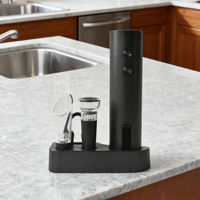 Ensemble 4-en-1 d'ouvre-bouteille électrique pratique avec aérateur, verseur et bouchon et base debout.