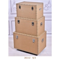 Coffret de rangement vintage en similicuir fait main avec 3 poignées métalliques, serrure et clous décoratifs, style européen, capacité 35L