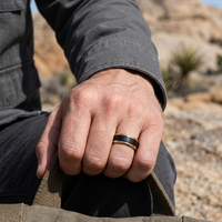 Bague de mariage en carbure de tungstène noir avec bords en or jaune 8 mm pour homme/unisexe THX Jewelry Casual/Sporty Certifiée par un tiers