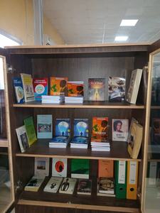 Livre pour adultes exquis Le Sillage, édition de collection de fiction littéraire en couverture rigide de qualité supérieure avec valeur éducative - Product Image 2