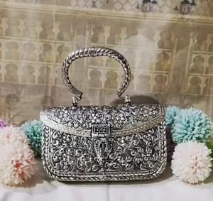 Sacs en métal gaufré à texture artistique pour accessoires de mode, fêtes, événements de cadeauts et acheteurs en gros dans le monde entier. - Product Image 3