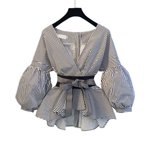 Camicia <span class=keywords><strong>Oversize</strong></span> con maniche a lanterna all'ingrosso camicia da <span class=keywords><strong>donna</strong></span> alla moda coreana con fiocco a strisce con scollo a v elegante camicetta femminile <span class=keywords><strong>abbigliamento</strong></span> da <span class=keywords><strong>donna</strong></span> - Product Image 1