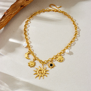 Collar con Colgante de Sol y Luna en Acero Inoxidable Chapado en Oro con Perla de Agua Dulce y Cadena de Ondas - Regalo Romántico - Product Image 3
