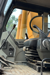 Excavatrice sur chenilles Hyundai 305LC-7 d'occasion, poids opérationnel de 30 tonnes, commande PLC, puissance de 190 kW, système hydraulique puissant, en stock - Product Image 6