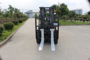 Fourches de pesage à bord de <span class=keywords><strong>chariot</strong></span> élévateur diesel industriel de 3 tonnes, fonction de changement de vitesse latéral et cabine d'opérateur résistante aux intempéries - Product Image 6