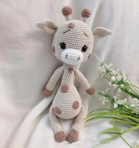 Juguete de Jirafa de Ganchillo Orgánico Hecho a Mano, Muñeco de Peluche Amigurumi, Juguete Suave para la Dentición del Bebé, Color y Tamaño Personalizables - Product Image 3