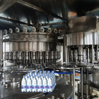 Machine de remplissage entièrement automatique de haute précision pour bouteilles en PET : traite l'eau, les huiles et les produits chimiques industriels