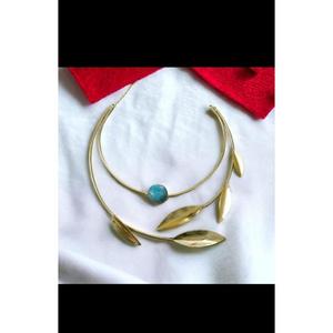 Parure de bijoux tendance faite à la main pour mariage et soirée, collier ras-du-cou en laiton plaqué or avec chaîne à maillons et feuilles, en métal poli brillant pour femme - Product Image 1