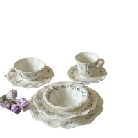 Service de table en céramique à motif végétal en dentelle française - Assiette, tasse à café, soucoupe, bol de style rétro de luxe léger, compatible micro-ondes, pour mariage