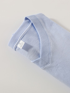 Camiseta de Hombre con Cuello en V, 100% Algodón, Corte Regular, Manga Corta, Color Sólido, Tejido de Punto, Diseño de Logotipo Personalizado - Product Image 3
