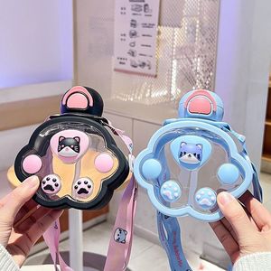 2025 nouvelle tasse en plastique patte de chat mignon amusant tasse de paille pour enfants <span class=keywords><strong>Portable</strong></span> extérieur bandoulière tasse d'eau pour boire directement pour les visites - Product Image 2