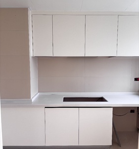 Juego de Muebles de Cocina Modulares de Lujo Personalizados, Patrones de Grano de Madera, Detalles Plateados, Diseño Moderno para Proyectos Residenciales y Comerciales - Product Image 2