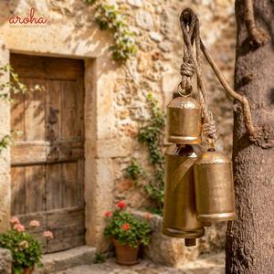 Campana de Viento Artesanal de Latón Aroha, Decoración Rústica para Exteriores, Adorno Navideño para Colgar en la Pared - Product Image 1