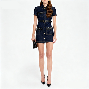 Robe <span class=keywords><strong>chemise</strong></span> <span class=keywords><strong>en</strong></span> <span class=keywords><strong>jean</strong></span> pour <span class=keywords><strong>femme</strong></span> avec poches à paillettes, manches courtes, boutonnée, mini-robe moulante avec ceinture - Product Image 3