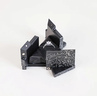 Boîte à bague énergétique à mouvement mécanique futuriste gravée sur mesure en noir, cadeau romantique pour une demande en mariage
