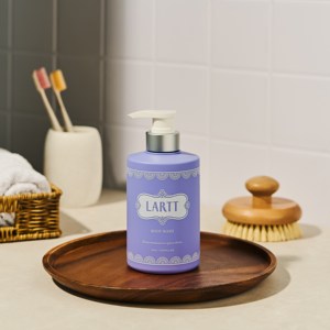 Gel de baño suave sin jabón para uso diario con una refrescante fragancia Aqua Musk y fórmula hidratante. - Product Image 2