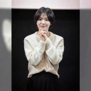 Cárdigan de punto elegante francés inspirado en Song Hye-Kyo para mujer, suéter de ganchillo hueco de estilo suave, chaqueta informal para otoño - Product Image 2