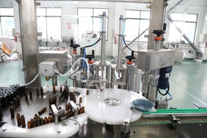 Machine <span class=keywords><strong>de</strong></span> remplissage, <span class=keywords><strong>de</strong></span> bouchage et d'étiquetage automatique haute performance et <span class=keywords><strong>de</strong></span> haute précision pour huiles essentielles/huiles <span class=keywords><strong>de</strong></span> <span class=keywords><strong>CBD</strong></span>, boissons et produits chimiques, destinée aux boîtes métalliques - Product Image 5