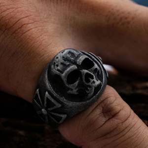 Bague Chevalière Crâne en Acier Inoxydable Finition Noire Oxydée Style Gothique Motard Détail Croix Argenté pour Hommes Bijou Étanche - Product Image 4