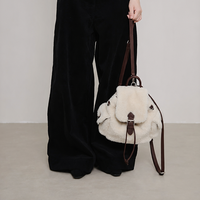 Mini sac à dos rétro en peluche, sac seau vintage en polaire blanc crème, sac à dos chic en fourrure moelleuse avec poches latérales à rabat OEM/ODM
