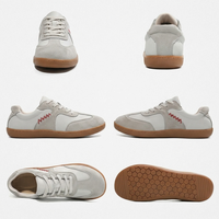 Baskets décontractées rétro pour hommes, tige en microfibre, surpiqûres contrastantes rouges, semelle en caoutchouc suédé, chaussures basses à lacets, style minimaliste