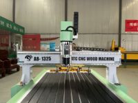 Routeur CNC 1325 à changement d'outil automatique pour la découpe, la gravure et le perçage de panneaux de meubles en bois