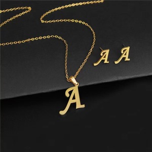 Conjunto de Joyería de Moda para Mujer - Collar de Acero Inoxidable Hueco con Letras Chapado en Oro de 18K, Venta al por Mayor, Collar con 26 Letras - Product Image 1