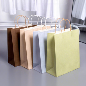 Sac cadeau et souvenir en papier kraft épais, personnalisable avec estampage à chaud, idéal pour l'emballage à emporter - Product Image 3