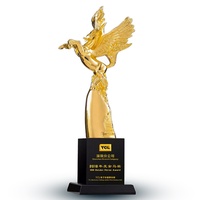 Trophée personnalisé en verre cristal noir avec base artisanale en métal doré, motif cheval doré, gravure laser, pour course hippique, cadeau