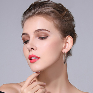Boucles d'oreilles créoles rondes en moissanite de haute qualité avec motif en forme de visage, en silicone et plaqué titane, idéales pour un anniversaire - Product Image 5