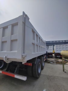 Camión Volquete Gris Diésel 8x4 Weichai Euro 3 FAST de Última Generación con Volante a la Izquierda para Transporte de Arena/Grava, Carga de 31-40T - Product Image 5