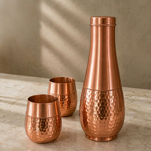 Ensemble carafe à eau en cuivre artisanal avec deux verres assortis – Vaisselle élégante pour servir à la table, idéal pour la maison, la cuisine et la salle à manger - Product Image 1