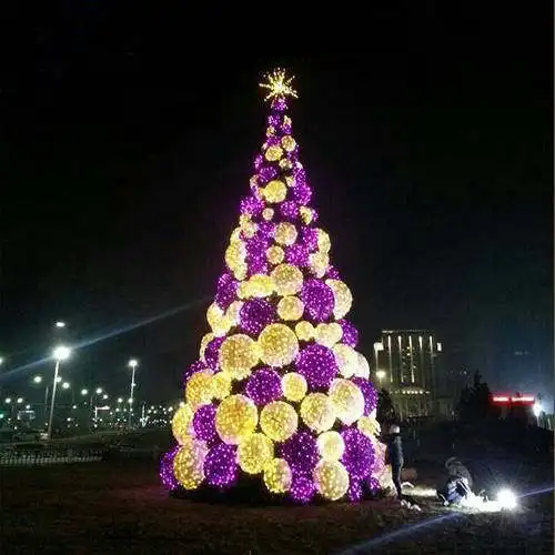 Grand arbre de Noël artificiel pour la décoration de centre commercial en vente pour la saison des fêtes