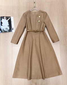 Nuovo abito invernale di alta qualità 2025 <span class=keywords><strong>abiti</strong></span> firmati di moda donna Flower botton cintura Deco manica lunga a metà polpaccio <span class=keywords><strong>in</strong></span> <span class=keywords><strong>lana</strong></span> kaki - Product Image 2