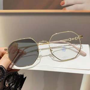 Gafas de Sol de Aleación Poligonal Ultraligeras con Logotipo Personalizado 2025, Color Vintage Cambiante, Anti Luz Azul, Fotocromáticas para Mujer - Product Image 5