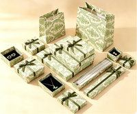 Boîte cadeau rigide en carton gris avec fermeture magnétique, en matériaux recyclés écologiques vert clair, biodégradable, logo personnalisable