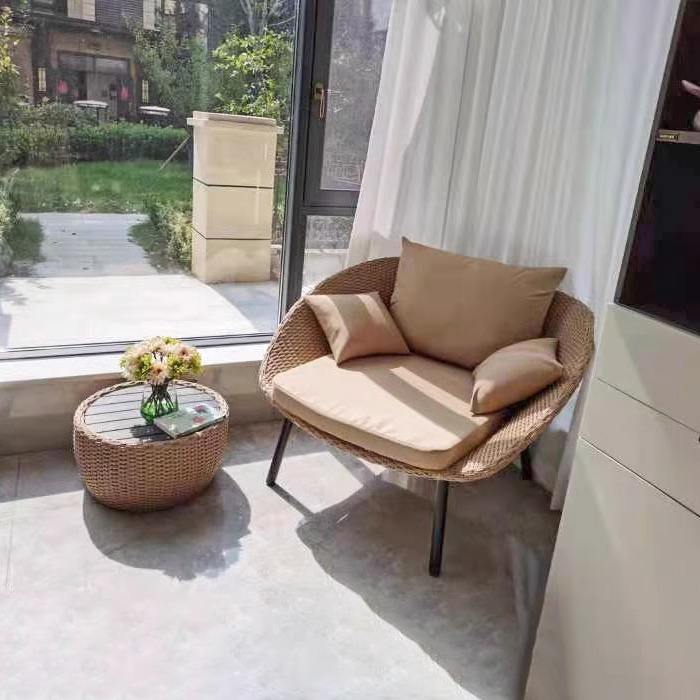 Chaise de style B avec table basse en bois et plastique