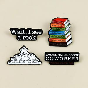 Broche en métal avec lettres anglaises, design créatif livre et sommet de montagne, accessoire décoratif pour sac à dos et vêtements - Product Image 1