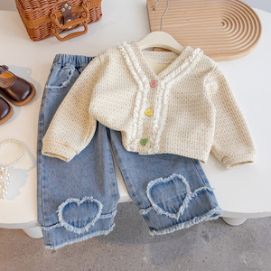 Set di Abbigliamento Autunnale 2026 per Bambine: Cardigan Beige <span class=keywords><strong>con</strong></span> Scollo a <span class=keywords><strong>V</strong></span> + Jeans <span class=keywords><strong>con</strong></span> Motivo a Cuori, Set 2 Pezzi - Product Image 1