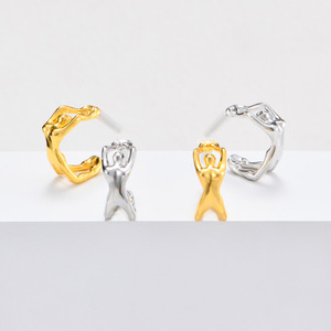 Boucles d'oreilles clous design humanoïde 3D en alliage de zinc or et argent, bijoux de mode unisexe - Product Image 1