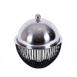 Plat de service isolant en acier inoxydable poli avec support en fil métallique, design élégant, diamètre 24 cm, pour table de cuisine - Product Image 1