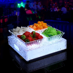 Plato de frutas segmentado con patrón de hielo iluminado con LED y base iluminada para exhibir aperitivos y postres en fiestas - Product Image 2