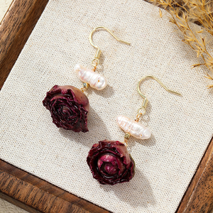 Boucles d'oreilles en cuivre plaqué <span class=keywords><strong>or</strong></span> 14 carats avec perles baroques naturelles et fleurs véritables, collection 2026 – Vente en gros pour boutiques - Product Image 1