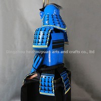 Maßgefertigte Herren-ODM-Echo-Japanische-Samurai-Rüstung im Modernen Gusoku-Stil mit Blauen Hörnern, Halloween-Film- und TV-Requisiten, Tragbar, Laserbedruckt