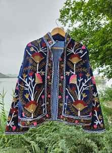 Chaqueta de Terciopelo Premium con Bordado Suzani, Abrigo Artesanal Bohemio, Ropa Étnica para Mujer, Regalo Elegante para Ella - Product Image 2