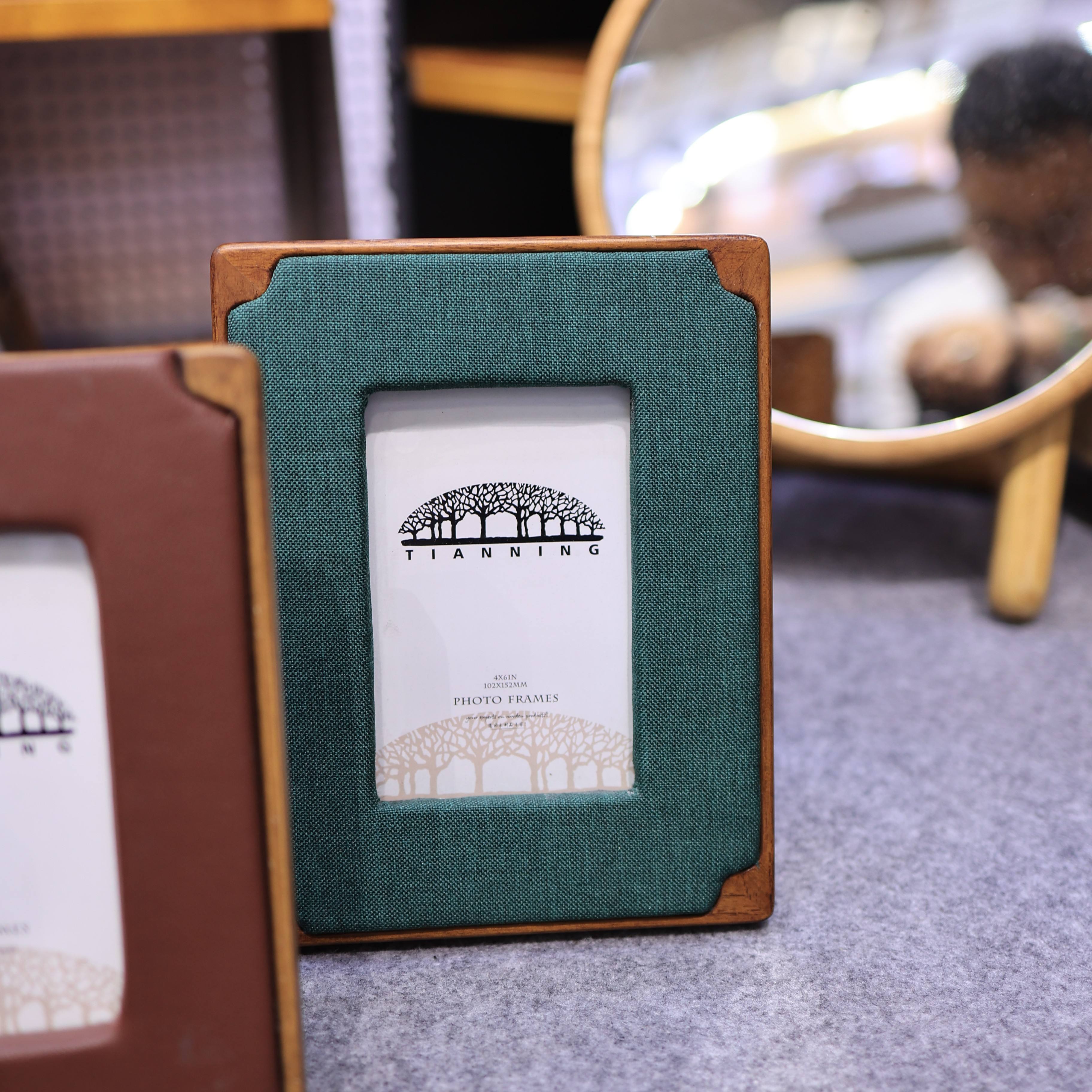 Photo de cadres de placage de bois vert naturel enveloppée dans