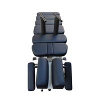 Thérapeute en physiothérapie spécialisé en thérapie manuelle, massothérapeute senior en physiothérapie, kit complet avec lit de pression à protection