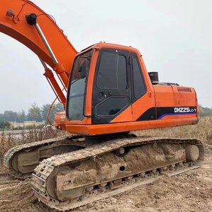 Excavatrice DOOSAN DH225 d'occasion, modèle 2022, moteur Cummins, capacité de 22,5 tonnes, moteur principal, boîte de vitesses, pompe, bonne efficacité, prix bas - Product Image 2